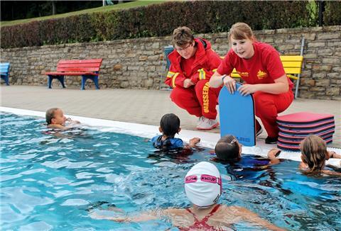 Sicher im Wasser - Schwimmen lernen ist wichtig