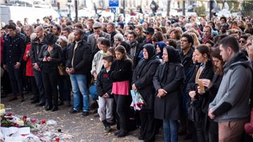 Schweigeminuten nach Attentaten von Paris Schweigeminute