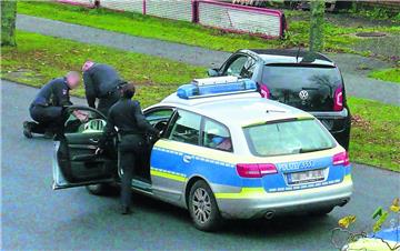 Polizist zieht in Holßel seine Waffe