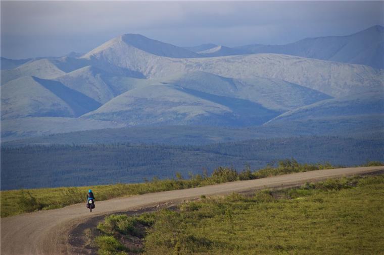 Luftsprünge vor Freude: Annika Wachter und Roberto Gallegos erreichen nach 13 Tagen das Ende des Dempster Highways in Kanada. Foto Wachter