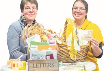 zwei Frauen mit Lebensmitteln