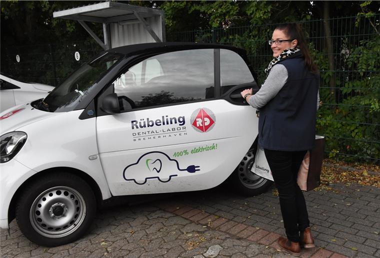 Mareike Glaubke am E-Auto von Dentallabor Rübeling