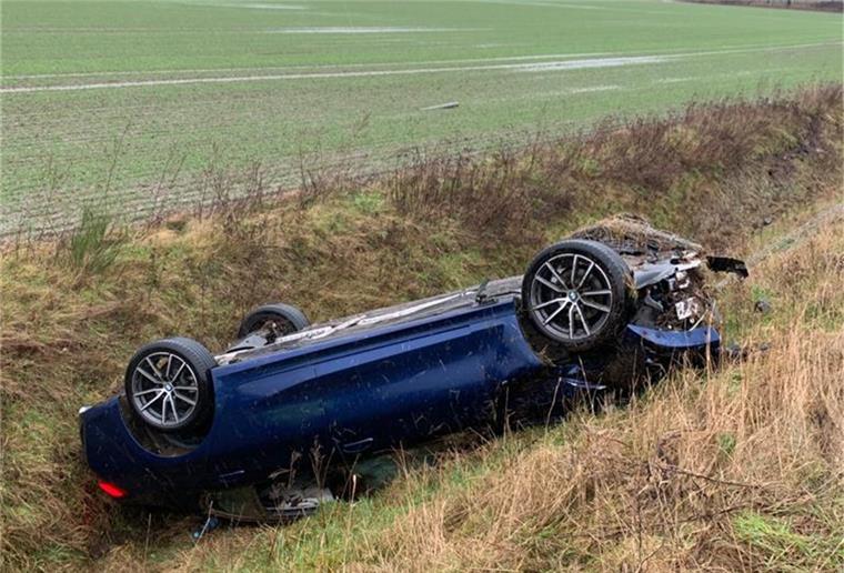 Aquaplaning: BMW-Fahrer kommt ins Schleudern und überschlägt sich Dieser BMW überschlug sich bei einem Aquaplaning-Unfall auf der Autobahn bei Hollenstedt.