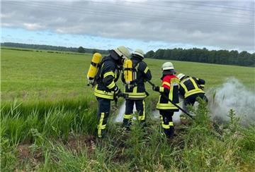 Die Freiwillige Feuerwehr Schiffdorf löscht am Apeler See.