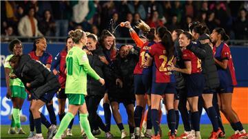 Bild mit Symbolkraft: Die Spielerinnen des FC Barcelona jubeln. Die Wolfsburgerinnen gehen geschlagen vom Platz.
