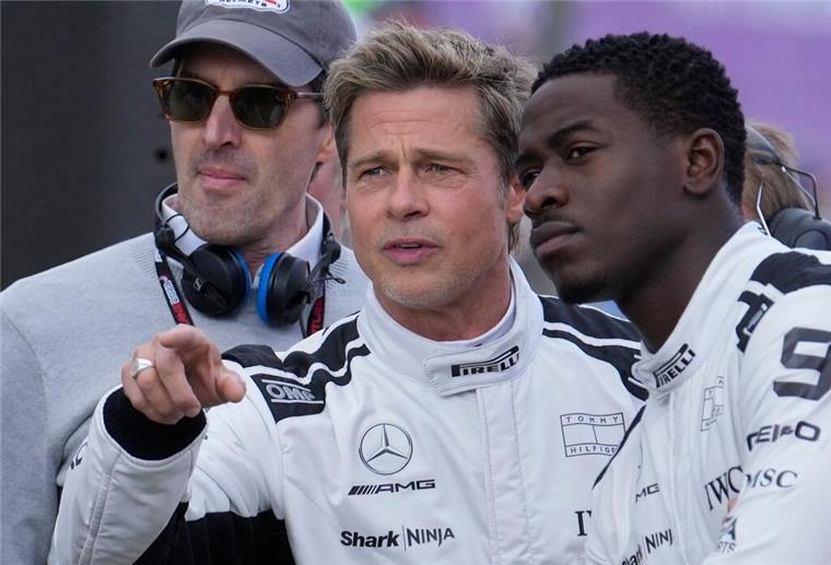 Streamingstart für „F1“ mit Brad Pitt steht fest Bild von den Dreharbeiten im Sommer 2023 in Silverstone: Brad Pitt (Mitte) spricht mit Schauspielkollege Damson Idris (rechts). (Archivbild)