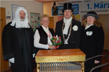 Bilden den neuen Eiswettkomitee-Vorstand (von links) Notarius publicus Achim Thaler, Präsidentin Giesela Schwertfeger, Eiswettschneider Christian Schwertfeger und Damenreferentin Ilka Priebe. Bei der 45. Eiswette am Sonntag, 17. Januar, geben sie den Ton an.