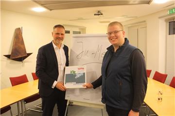 Bilden ein Team beim EU-LEADER-Projekt "Ju&Me": Der zwanzigjährige Jan Ehlers (rechts) und Volksbank-Vorstand Frank Koschuth. Der Clou des Projektes: Der jüngere Tandempartner coacht und hilft beim Perspektivwechsel.  