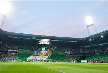 Bilder aus vergangenen Zeiten: Werder-Fans zeigen im ausverkauften Weserstadion eine Choreographie.