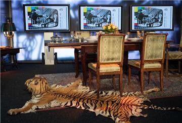 Bilder der Sonderbriefmarke "Dinner for One" erscheinen auf Monitoren vor dem Ambiente der Fernsehproduktion. Die Deutsche Post und der NDR präsentierten i Hamburg gemeinsam die neue Briefmarke.