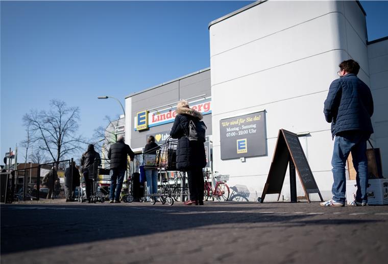 Bilder wie diese und Maskenpflicht gehören bei EDEKA ab Montag der Vergangenheit an. Corona aber noch nicht.