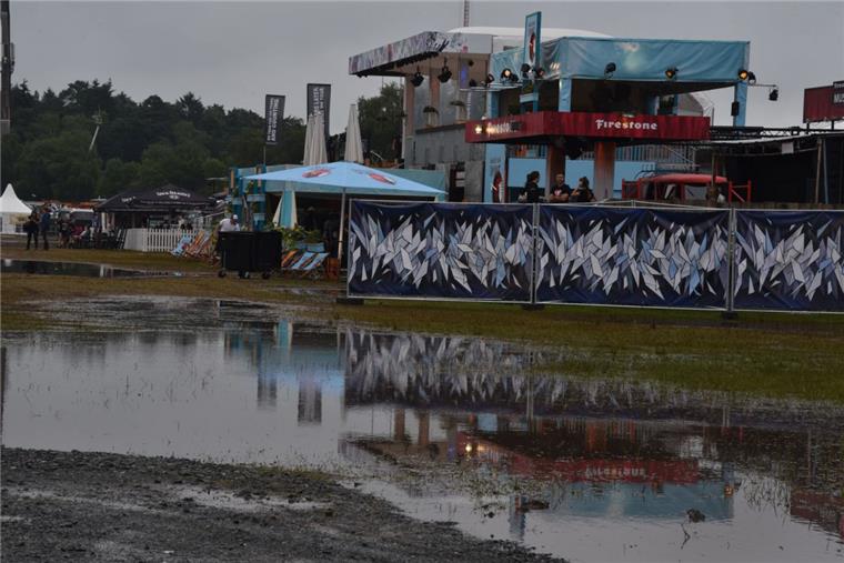Volles Rohr gegen Wassermassen: Hurricane soll trockener werden Bilder wie dieses aus dem Jahr 2016 sollen es in Scheeßel nicht mehr geben: Das Infield mit den vier Bühnen steht in weiten Teilen unter Wasser. Kanäle und ein Rückhaltebecken sollen für ein trockeneres Festival sorgen.