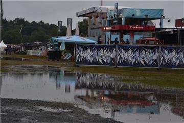Bilder wie dieses aus dem Jahr 2016 sollen es in Scheeßel nicht mehr geben: Das Infield mit den vier Bühnen steht in weiten Teilen unter Wasser. Kanäle und ein Rückhaltebecken sollen für ein trockeneres Festival sorgen.