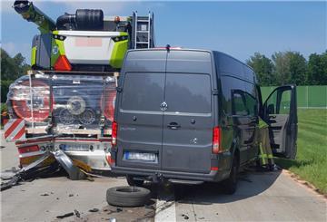 Bildnachweis: Einsatzdokumentation Feuerwehr Bremerhaven.Bildunterschrift: Zusammenstoß zwischen einem LKW und einem Kleintransporter