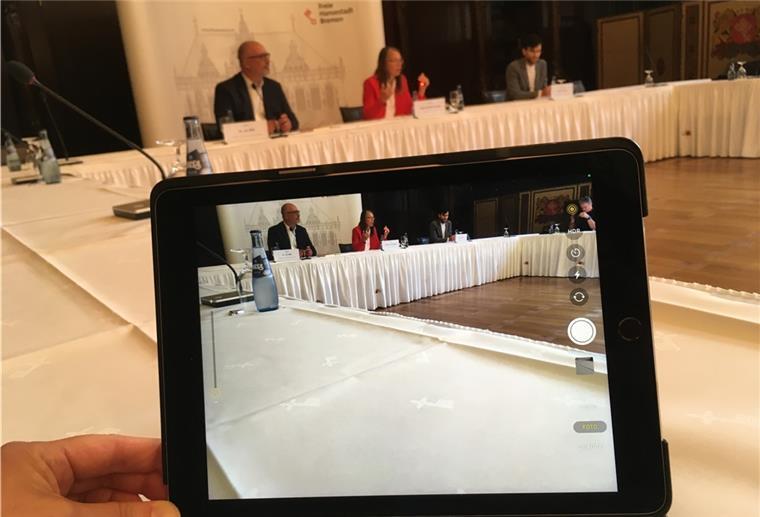 Bildungssenatorin Sascha Aulepp gibt eine Pressekonferenz.