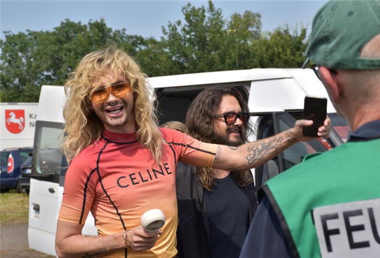 Bill Kaulitz ist sichtlich gut gelaunt.