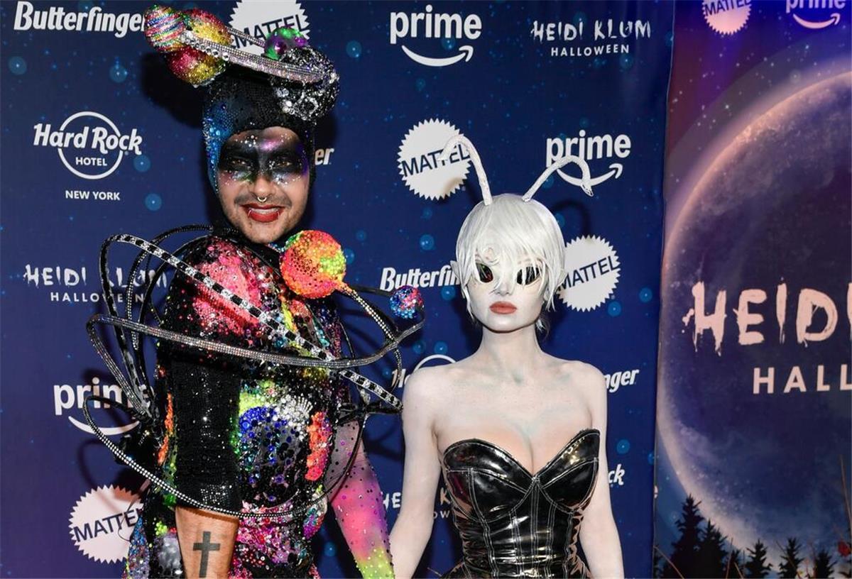 Glühender Finger und Kulleraugen: Heidi Klum ist E.T. Bill Kaulitz (l) als „Universum“ und Leni Klum besuchen die Halloween-Party von Heidi Klum.