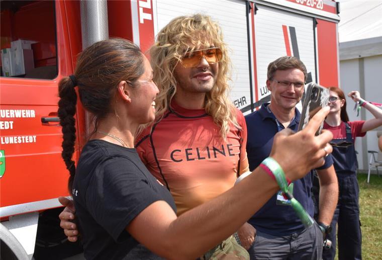 Bill Kaulitz machte geduldig mit den Fans Selfies.