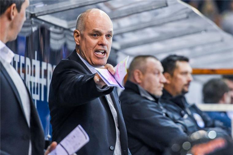 Bill Stewart lieferte sich in der Meistersaison der Adler Mannheim 2000/01 in den Playoffs eine Schlägerei mit einem gegnerischen Coach.