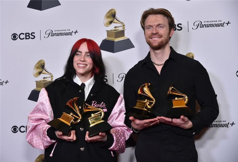 Taylor Swift schreibt mit viertem Album Grammy-Geschichte Billie Eilish zusammen mit Finneas. „What Was I Made For?“ wurde als bestes Liedes des Jahres ausgezeichnet.