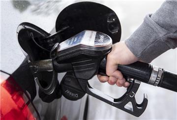 Eine Person hält einen Zapfhahn und betankt damit ihr Auto. Die beste Zeit zum Tanken hat sich geändert. 