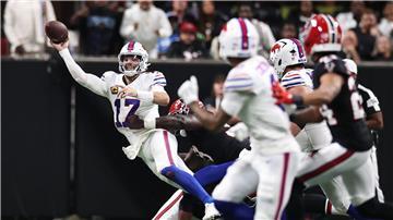 Bills-Quarterback Josh Allen (Nr. 17) war gegen die Falcons permanent unter Druck.