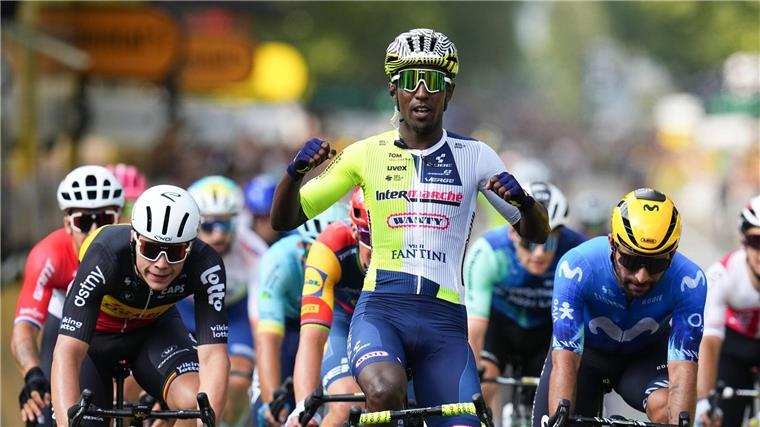 „Unglaublich“: Eritreer Girmay gewinnt dritte Tour-Etappe Biniam Girmay aus Eritrea feiert seinen Sieg