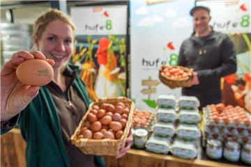Biobäuerin Anna Propp verkauft im Hofladen ihres Betriebs in Selow (Mecklenburg-Vorpommern) Eier und andere regionale Produkte. Derlei hat sich auch im Landkreis Rotenburg etabliert. Doch Bauernläden, die von einer Kooperation von Landwirten oder einer Genossenschaft in Städten betrieben werden, sind in Norddeutschland kaum zu finden. Anders in den Alpenländern.