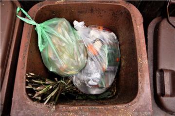 Biomüll sollte man nicht in Plastiktüten verpacken, denn Plastik lässt sich nicht kompostieren.