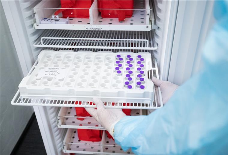 Biontech soll im Kühlschrank bei 2 bis 8 Grad gelagert werden. Versehentlich waren es bei 88 Impflingen 12 bis 13 Grad.