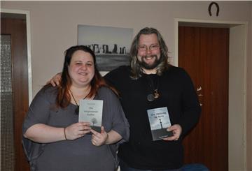 Birgit (36) und Matthias Scheele (38) haben zwei Bücher geschrieben, die Ende des Jahrhunderts im Unterwesergebiet spielen.