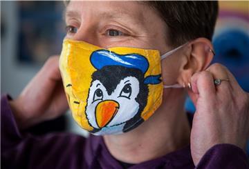 Birgit Berends mit Pinguin-Maske. Gemeinsam mit ihrem Mann strebt die Pinguin-Sammlerin den fünften Guinness-Rekord an.