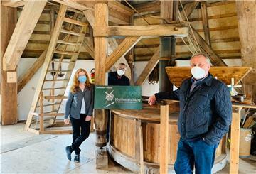 Birgit Greiner von der Mühlenstiftung war auch in Lintigs Mühle. Über die Finanzspritze für den Windbalken freuen sich Eigentümer Christian Jacobsen und Ortsbürgermeister Heinz Wilhelm Boldt (rechts).