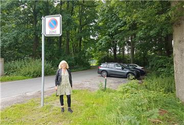 Birgit Pekrun kann nicht verstehen, warum diese sechs Stellplätze am Speckenweg zur Parkverbotszone gehören.