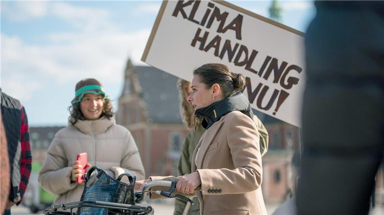 Von Norden zieht Sturm auf: Politserie „Borgen“ zurück Birgitte (Sidse Babett Knudsen, r) nimmt an einer Klimademonstration teil.