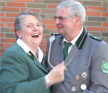 Birke Meyer freut sich riesig über den Erfolg ihres Mannes Hans-Jürgen, der in Rhadereistedt nun als König das Schützenvolk regiert. 

Foto: Holsten