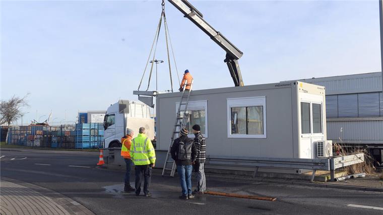 Bauarbeiten in Bremerhaven: Zufahrt über das Zolltor Rotersand ist gesperrt Männer stehen vor einem Baucontainer.