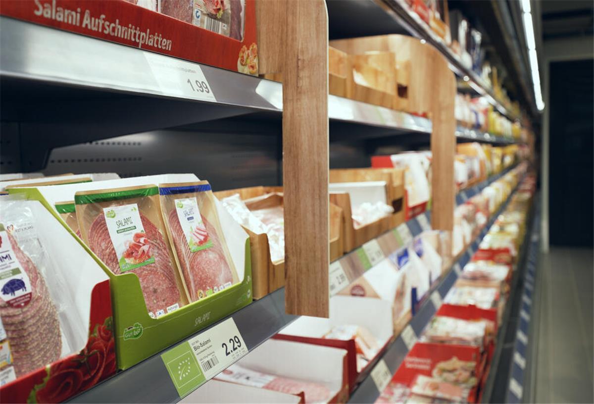 Aldi verbannt noch mehr Billigfleisch aus dem Sortiment Wurst-Regal im Discounter.