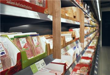 Wurst-Regal im Discounter.