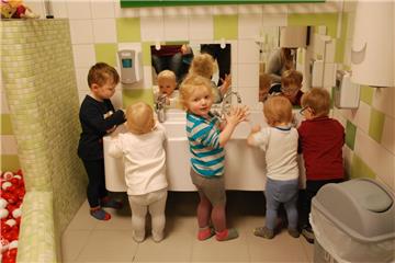 Bis das Wasser in die Ärmel läuft (von links): Alexander, Johanna, Alva, Quentin und Simon dürfen in der Krippe „Achter de Kark“ in Schiffdorf nach Herzenslust planschen. Die Kinder entscheiden selbst, wann und wie lange sie sich die Hände waschen. Und das nutzen sie weidlich aus. 