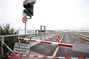 Bis Ende Juli geht am Fähranleger Blexen gar nichts mehr. Ein Frachtschiff hat die Brücke gerammt. Pendler müssen zwischen Bremerhaven und Nordenham derzeit auf den Wesertunnel ausweichen.