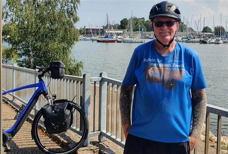 Zeven: Radeln für schwerkranke Kinder Oliver Trelenberg steht in Schleswig vor seinem Fahrrad.