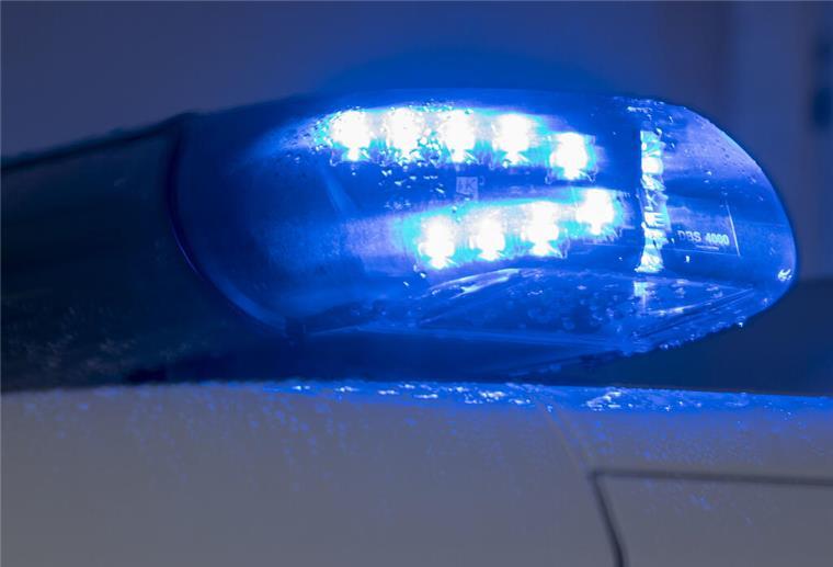 Bis in den späten Samstagabend suchten Einsatzkräfte nach einem Mann, der nach dem Schwimmen in der Weser vermisst wird.