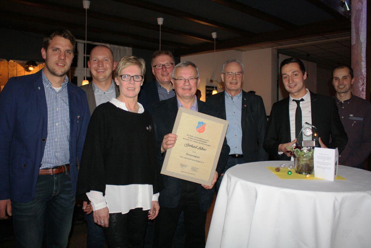 Bis in die Morgenstunden feierten die Sportler: So auch die Geehrten Peter Lühmann (Vorsitzender TuS Rüspel, von links), Mirko Müller (Vorsitzender FC Rüspel/Weertzen), Anja Bellmann, Gerhard Albers, Hans-Wilhelm Brunkhorst, Bernhard Vahjen, Robin Willert (Sportler des Jahres) und Detlef Heins.
