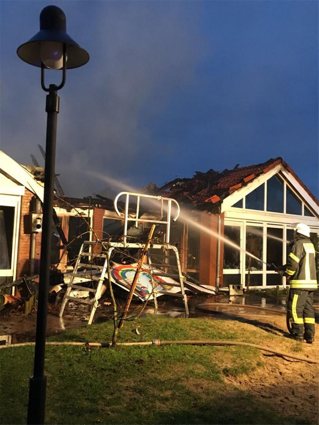 Bis in die Morgenstunden waren die Feuerwehrleute mit Löscharbeiten beschäftigt....