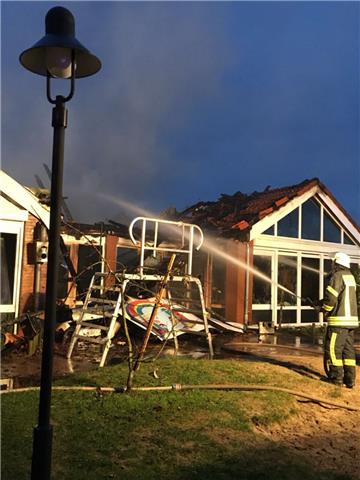 Bis in die Morgenstunden waren die Feuerwehrleute mit Löscharbeiten beschäftigt....