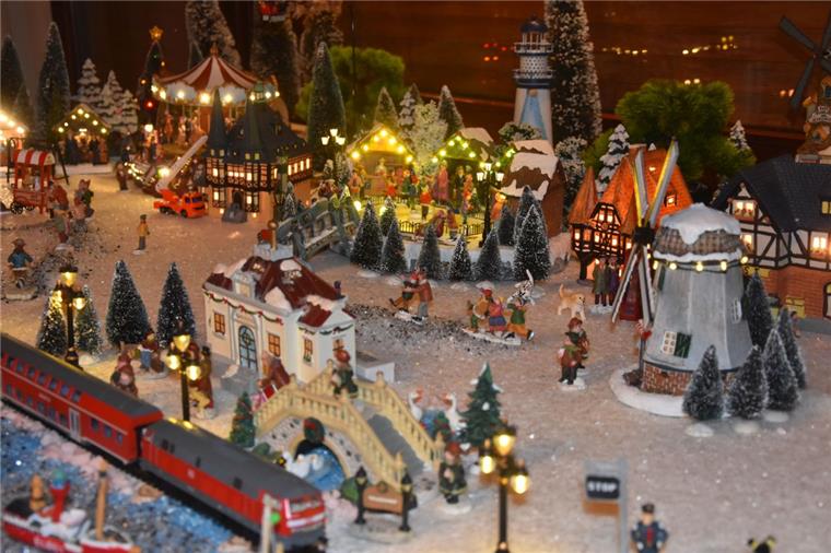 Sittensen: Miniatur-Winterlandschaft lädt zum Träumen ein Bis jetzt können sich nur Familie, Freunde und Bekannte von der winterlichen Miniatur-Landschaft verzaubern lassen. Gerne würde Ingrid Omland die kleine, verschneite Stadt auch der Öffentlichkeit präsentieren. Sie weiß nur nicht wie und wo.