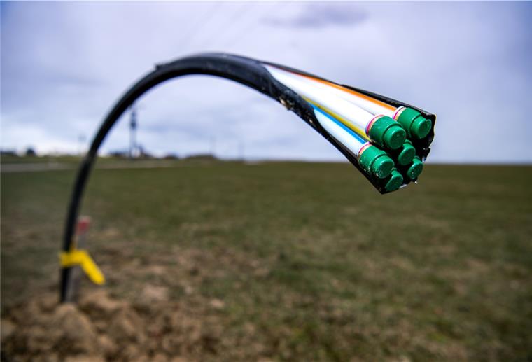 Kreis Rotenburg: EWE tilgt ab 2021 weiße Flecken Ein Leerrohr für Glasfaser ragt aus einem Acker