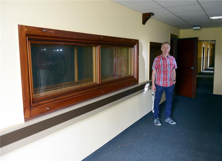 AFN: Das Gebäude wird abgerissen BIS-Projektleiter Helge Janßen soll das Gebäude um die ehemaligen AFN-Studios in den kommenden Wochen abreißen. Foto Scheer