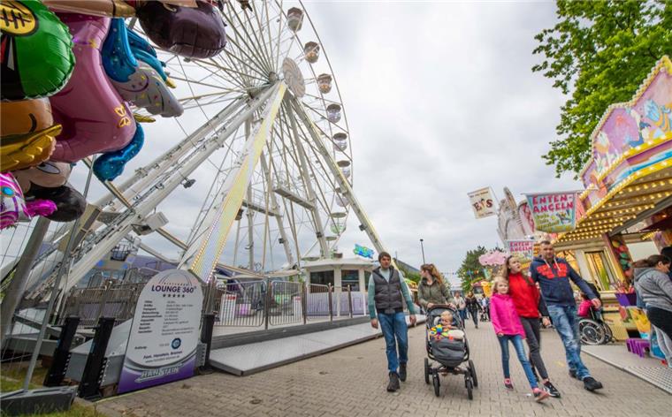 Bis Sonntag kann man noch ins Riesenrad auf dem Bremerhavener Frühjahrsmarkt einsteigen.